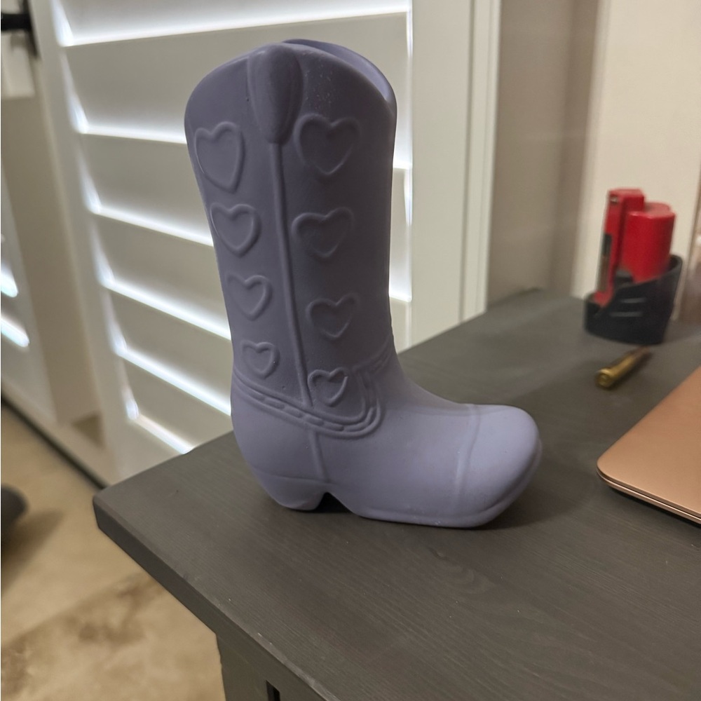 Purple Heart-Embossed Boot Decor for flowers